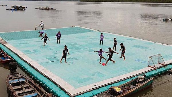 Foto: Lapangan Sepakbola Terapung di Laut
