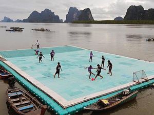Foto: Lapangan Sepakbola Terapung di Laut