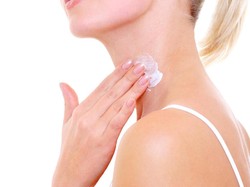 Pakai Krim Perawatan Khusus untuk Leher, Perlukah?