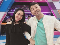 Raffi Ahmad-Ayu Ting Ting Pakai Topi Kembaran, Janjian?