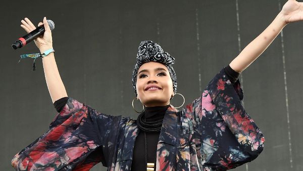 Yuna Zarai, Penyanyi Bertalenta yang Tak Mau Dikenal karena Hijabnya