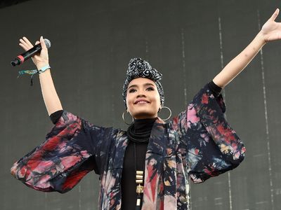 Yuna Zarai, Penyanyi Bertalenta yang Tak Mau Dikenal karena Hijabnya