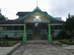 Melihat Keraton Surya Negara dan Pedang Pusaka 1616 Melihat Keraton Surya Negara dan Pedang Pusaka 1616