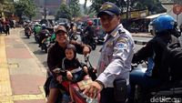 Foto: Meski Dijaga, Pemotor Nekat Terobos Trotoar