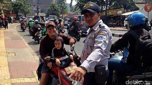 Foto: Meski Dijaga, Pemotor Nekat Terobos Trotoar