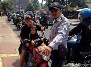 Foto: Meski Dijaga, Pemotor Nekat Terobos Trotoar