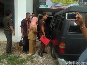 Jaksa Eksekusi Eks Bendum DPKAD Lhokseumawe ke Penjara Jaksa Eksekusi Eks Bendum DPKAD Lhokseumawe ke Penjara