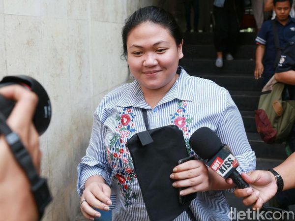 Dilaporkan Atas Kasus Penipuan, Putri Nia Daniati Tetap Tersenyum
