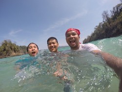 Berenang di Pantai Greenbay Banyuwangi