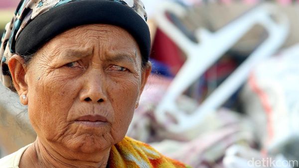 Foto: Tatapan Pasrah Warga di Taman BMW