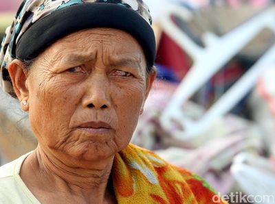 Foto: Tatapan Pasrah Warga di Taman BMW