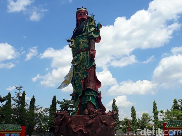 Patung Dewa di Kelenteng Tuban yang Dirundung Masalah