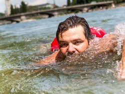 Muak dengan Kemacetan, Pria Ini Berenang ke Kantor Tiap Hari