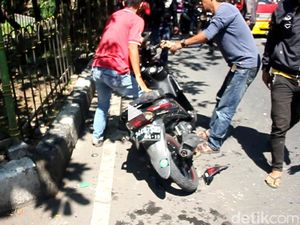 Sopir Ojek-Angkot Sukabumi Tolak Angkutan Online, 1 Motor Dirusak Sopir Ojek-Angkot Sukabumi Tolak Angkutan Online, 1 Motor Dirusak
