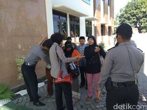 Jelang Vonis Dimas Kanjeng, Penjagaan di PN Kraksaan Diperketat Jelang Vonis Dimas Kanjeng, Penjagaan di PN Kraksaan Diperketat