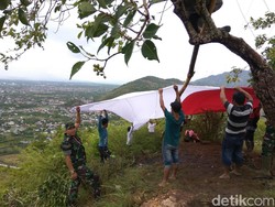 Merah-Putih Raksasa Berkibar di Gunung Aceh Besar Sambut HUT RI