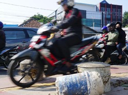 Jangan Ditiru, Pemotor Nekat Naik Trotoar Meski Dihalangi