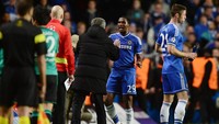 Samuel Etoo membukukan hat-trick saat Chelsea mengalahkan MU 3-1 di pertandingan yang berlangsung 19 Januari 2014. Gol balasan MU saat itu tercatat atas nama Javier Hernandez. (Foto: Jamie McDonald/Getty Images)