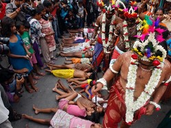 Ritual Suci Sentuh Kepala Anak.. Pakai Kaki