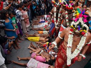 Ritual Suci Sentuh Kepala Anak.. Pakai Kaki Ritual Suci Sentuh Kepala Anak.. Pakai Kaki