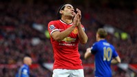 Radamel Falcao menempati urutan empat. Maksud hati ingin bangkit bersama MU setelah dibekap cedera panjang, ia cuma mencetak 4 gol untuk MU pada musim 2014-15. Biaya peminjaman senilai 6 juta Pound dari AS Monaco seperti terasa sia-sia. Foto: Michael Regan/Getty Images