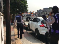 Trotoar Jalan Gunawarman Jaksel Dijajah Mobil, Dishub Kaji Kantong Parkir