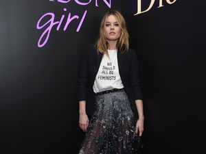 Foto: 10 Momen Modis Model Camille Rowe, Gebetan Baru Harry Styles