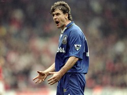 Mark Hughes juga membuat transfer ke Chelsea pada Juni 1995. Setelah sukses di Manchester United, eks pemain Timnas Wales itu bisa membawa The Blues juara Piala FA, Piala Liga Inggris, dan memenangkan Piala Winners. (Foto: Allsport UK /Allsport)