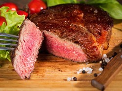 Doyan Makan Steak? Waspadai Risiko Kanker Usus