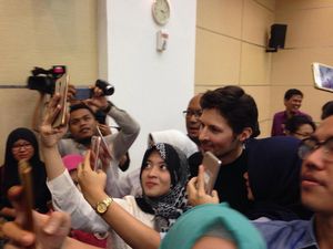 Hebohnya Rebutan Selfie Bareng Pavel Durov