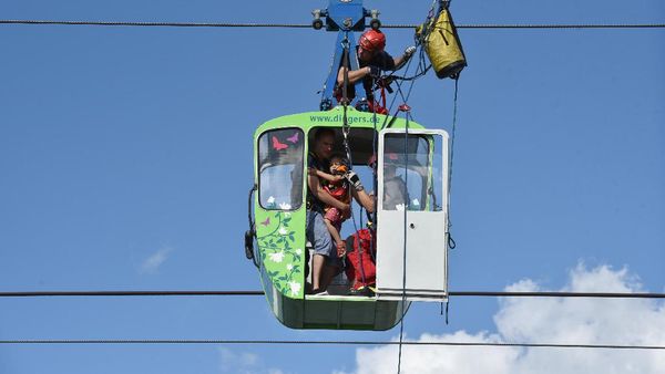 Aksi Heroik Petugas Damkar Evakuasi Penumpang Kereta Gantung