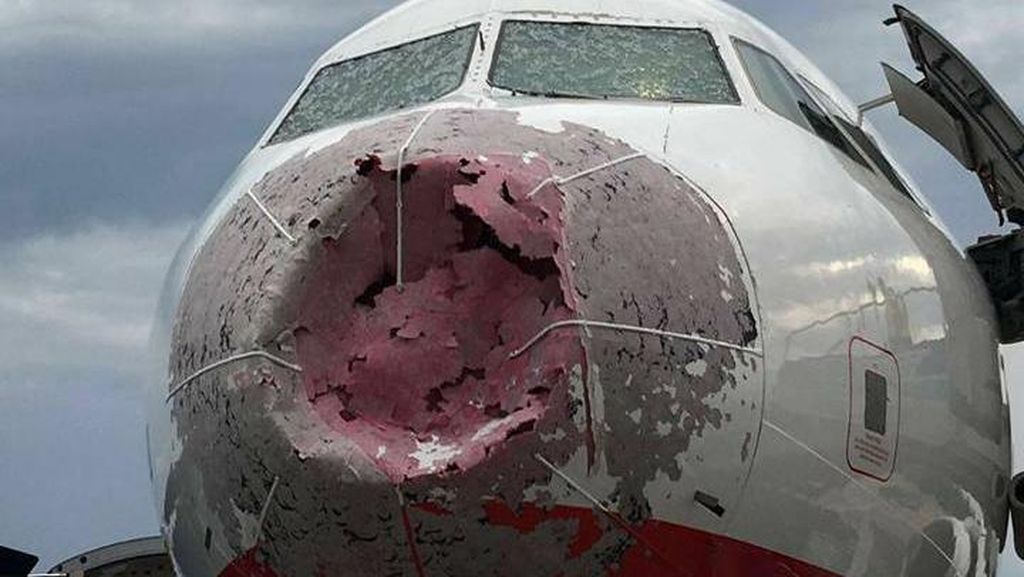 Foto: Kokpit Retak, Begini Momen Pilot Heroik Daratkan Pesawat