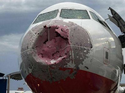 Foto: Kokpit Retak, Begini Momen Pilot Heroik Daratkan Pesawat