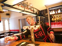 Wah, Tak Semua Orang Boleh Masuk Bar Rahasia di Dalam London Tower Ini