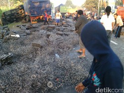 Colt Diesel Vs Truk Gandeng di Pantura Pati, Satu Orang Tewas