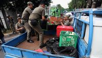 Razia, Lapak dan Gerobak PKL Diangkut Petugas