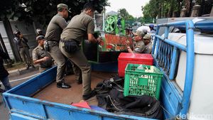 Razia, Lapak dan Gerobak PKL Diangkut Petugas