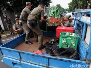Razia, Lapak dan Gerobak PKL Diangkut Petugas Razia, Lapak dan Gerobak PKL Diangkut Petugas
