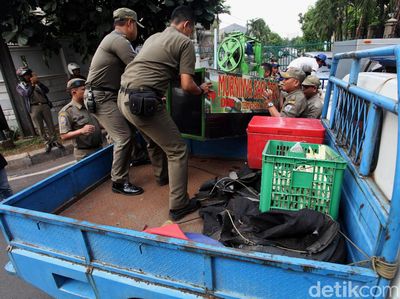 Razia, Lapak dan Gerobak PKL Diangkut Petugas