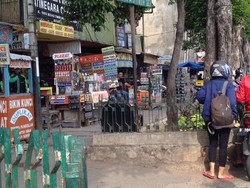 PKL Juga Banyak Berjualan di Trotoar Stasiun Jatinegara