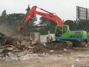 Ketika Traktor Hancurkan Bangunan Liar di Taman BMW