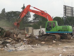 Ketika Traktor Hancurkan Bangunan Liar di Taman BMW