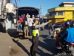 Angkot di Sukabumi Masih Mogok, Penumpang Diangkut Kendaraan Polisi