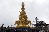 Patung Buddha emas raksasa di puncak Gunung Emei (Wahyu/detikTravel)