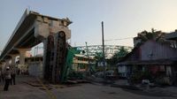 Foto: Crane dan Landasan LRT yang Timpa Rumah di Palembang