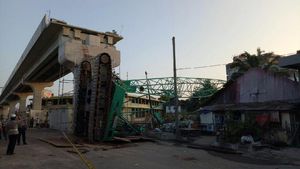 Foto: Crane dan Landasan LRT yang Timpa Rumah di Palembang