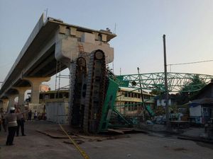 Foto: Crane dan Landasan LRT yang Timpa Rumah di Palembang