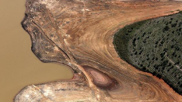 Foto: Saat Waduk Kekeringan Jadi Alam yang Cantik