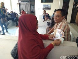 Datangi Pengadilan, Pengikut Dimas Kanjeng Pamer Uang dan Emas Gaib