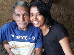 Video Pria Tua Berjalan Pakai Tangan di Wisuda Putrinya yang Bikin Hati Sedih